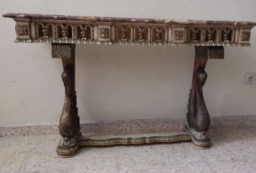 Mesa de apoio com cisnes