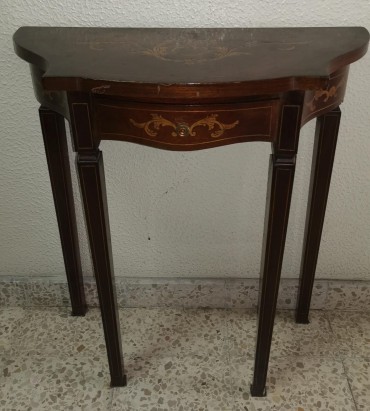 Mesa de apoio com embutidos