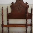 Cama de solteiro com recortes