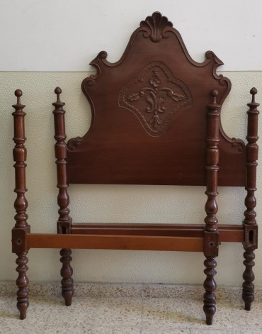 Cama de solteiro com recortes