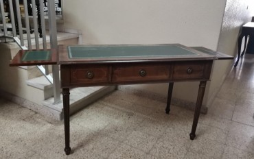 Secretária com esticadores em pele