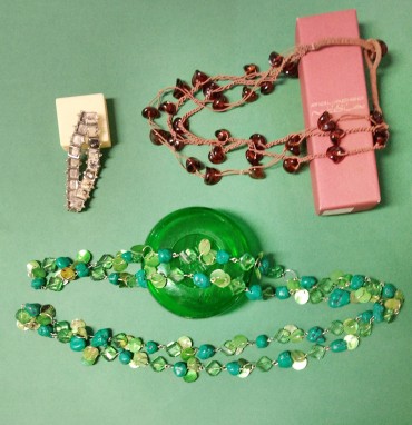 Dois colares e uma pulseira