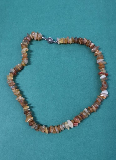 Colar com pedras bejes