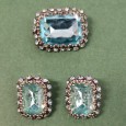 Conjunto de pregadeira e brincos com vidro azul