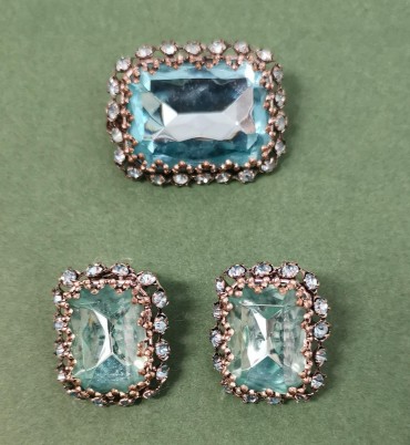 Conjunto de pregadeira e brincos com vidro azul