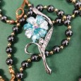 Lote de colar, pulseira e pregadeira