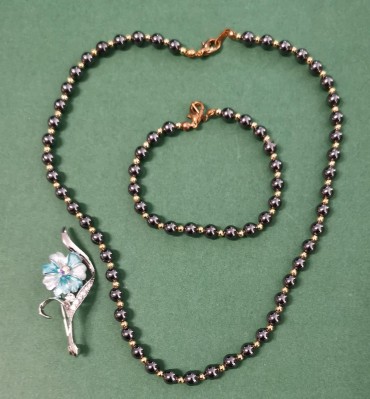 Lote de colar, pulseira e pregadeira