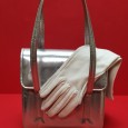 Bolsa prateada e luvas