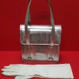 Bolsa prateada e luvas