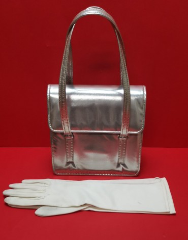 Bolsa prateada e luvas