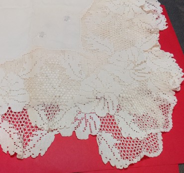 Toalha bordada com renda