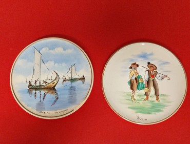 Dois pequenos pratos decorativos