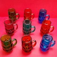 Nove canecas em vidro colorido
