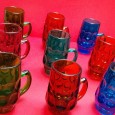 Nove canecas em vidro colorido
