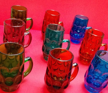 Nove canecas em vidro colorido