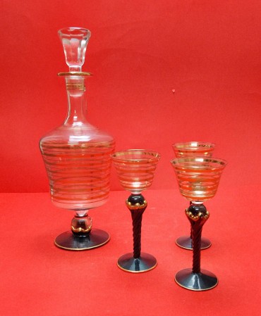 Garrafa de licor com três cálices