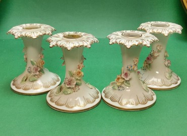 Quatro castiçais porcelana