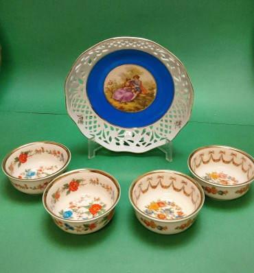 Um prato e quatro taças porcelana