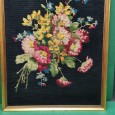 Composição floral bordada