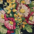 Composição floral bordada