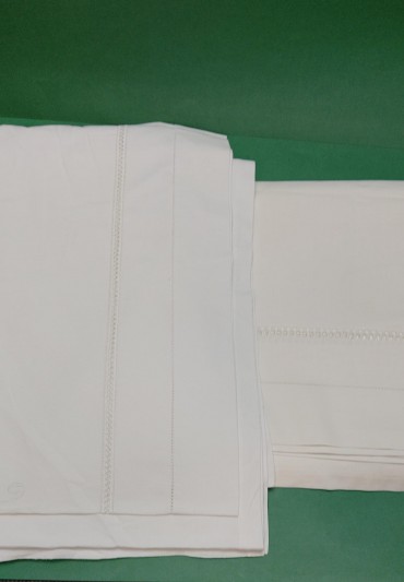 Dois lençóis bordados com monogramas