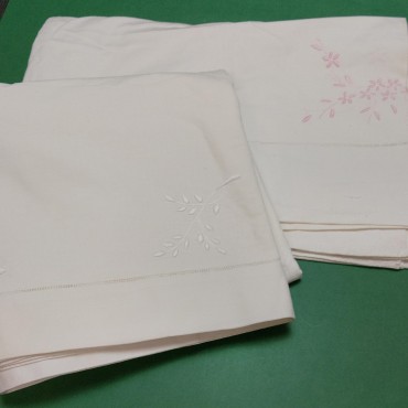 Dois lençóis bordados com flores