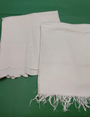 Duas toalhas, uma bordada