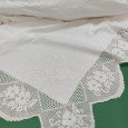 Lençol com bordado e renda 