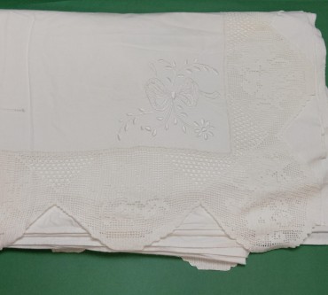 Lençol com bordado e renda 