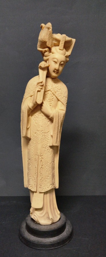 Escultura de figura feminina oriental