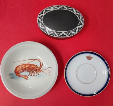 Três objetos em porcelana
