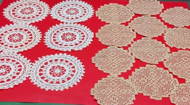 Doze mais seis naperons para copos/pão