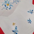 Toalha bordada flores azuis