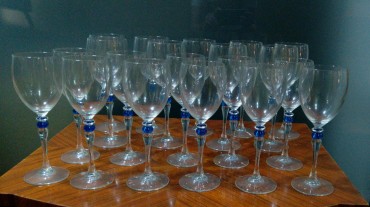 Vinte copos de tamanhos diversos