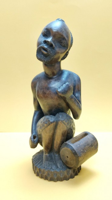 Figura africana sentada