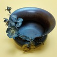 Taça de metal com flores