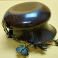 Taça de metal com flores