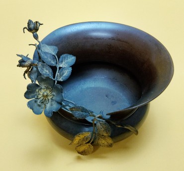Taça de metal com flores