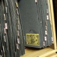Caixa arquivadora com colecção de centenas de Selos do Ultramar Português 
