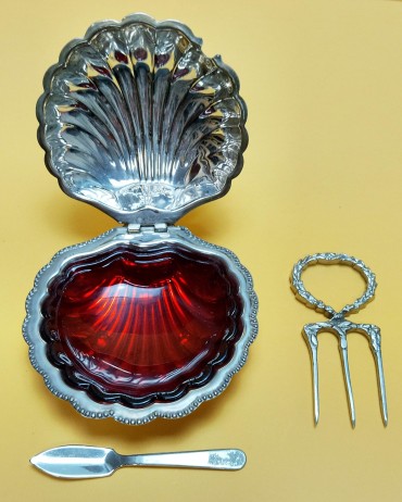 Concha com faca e garfo tridente