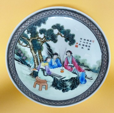 Prato com cena da vida chinesa