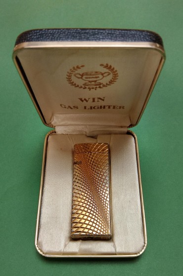 Isqueiro em metal amarelo