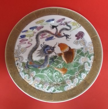 Prato com motivos chineses