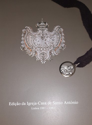 Álbum Comemorativo da 750º Aniversario da Morte de St. António