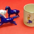 Caneca e três cavalos