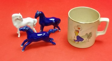 Caneca e três cavalos