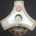 Pote com base triangular