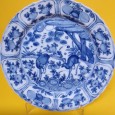Prato porcelana com animais e vegetação