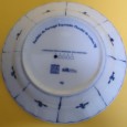 Prato porcelana com animais e vegetação