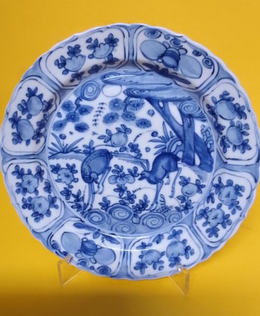 Prato porcelana com animais e vegetação